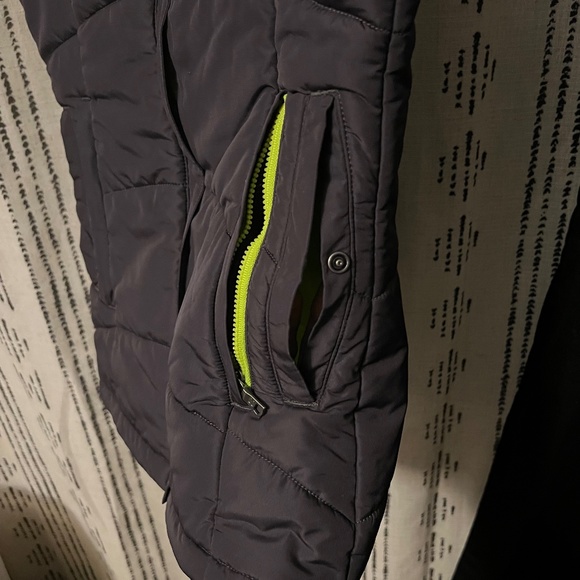 UA Semi-Fitted Puffer Vest - Picture 4 of 7